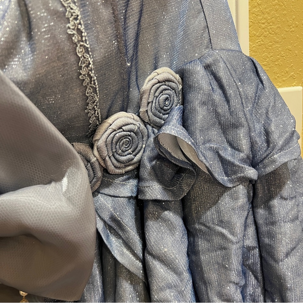 Elegant Blue Gown with Floral Accents - Picture 6 of 10